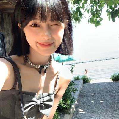 穿黄睡衣的女孩